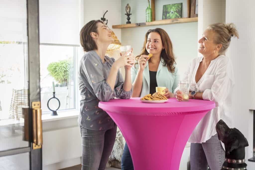 Vrouwen genieten van een drankje en snacks bij een feest of bijeenkomst.