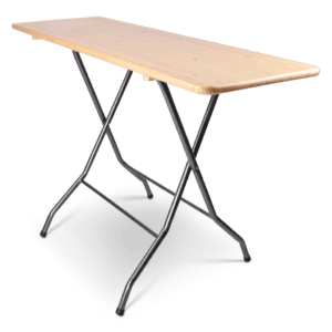 Houten tafel met metalen onderstel, ideaal voor kantoor of thuisgebruik.