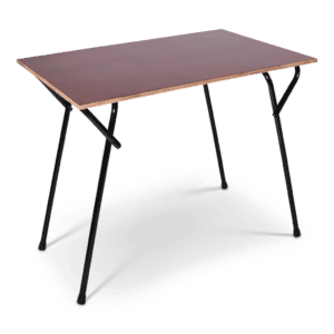 Houten tafel met zwarte metalen poten, ideaal voor kantoor of thuisgebruik.