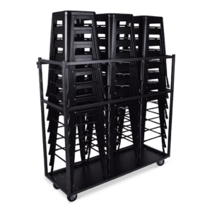 Stapelbare zwarte plastic stoelen op transportwagen voor evenementen en catering.