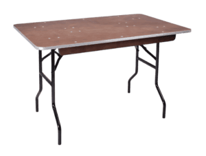 Robuuste tafel met houten werkblad en metalen poten voor diverse toepassingen.