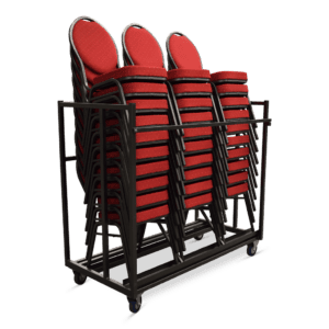 Stoelentrolley met stapelbare rode stoelen voor evenementen en conferenties.