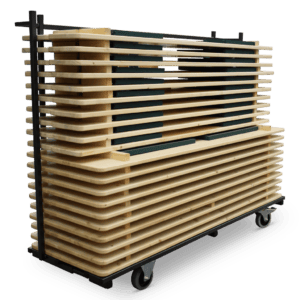 Houten winkelwagen voor winkelinrichting, flexibel en stevig voor retailgebruik.