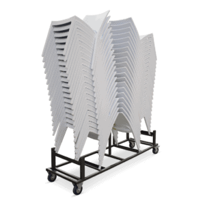 Stapel witte stoelen op transportwagen, ideaal voor evenementen en vergaderingen.