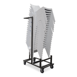 Stapel witte tuinstoelen op transportwagen, ideaal voor tuinmeubelverhuur en evenementen.