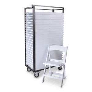 Veiligheidswagen met witte stoelen en rolluiken voor evenementen en opslag.