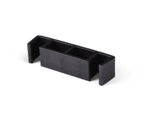 Stapelbak voor opslag en organisatie in zwart kunststof, ideaal voor kantoor of werkplaats.