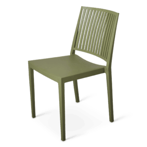 Comfortabele groene houten stoel voor binnen en buiten gebruik.