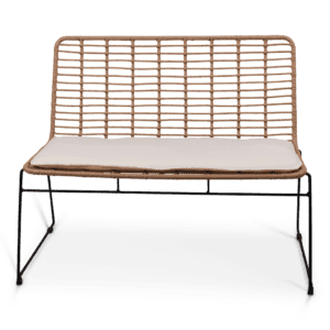 Bankje met rieten rugleuning en kussentje, geschikt voor tuin of terrasgebruik.