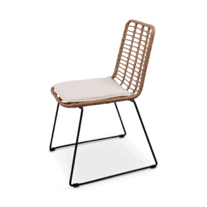 Moderne rieten stoel met zitkussen voor interieur en tuin.