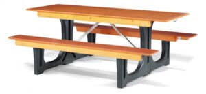 Houten picknicktafel met zwart metalen onderstel voor buitengebruik.