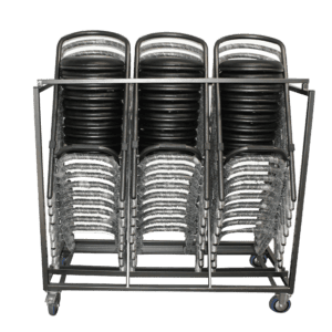 Stapelbare zwarte en transparante stoelen in metalen trolley voor evenementen.
