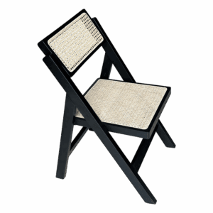 Moderne stoel met zwart frame en rieten zitting voor interieur.